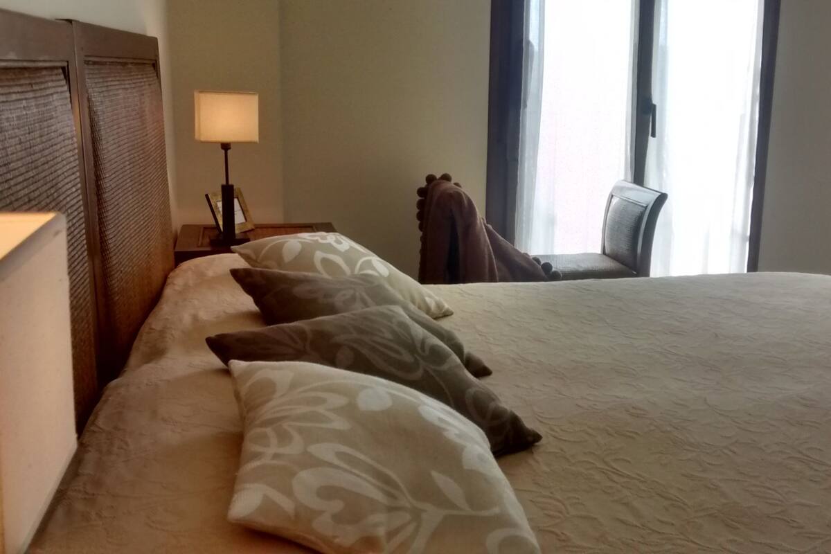 Escritorio, cortinas blackout, sistema de insonorización y wifi gratis 