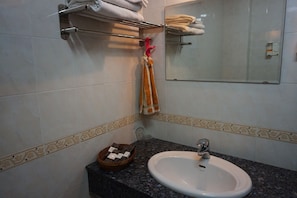 Twin Room | Bathroom sink - Mittaphap Hotel Luangprabang (Luang Prabang)