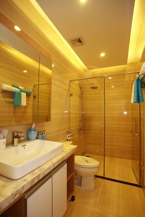 Shower, free toiletries, slippers, towels - Mayfair Hotel & Apartment Hanoi (Hanoi)