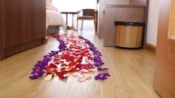 Deluxe Double Room | Bar mini, meja, Wi-fi percuma