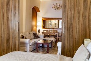 Standard Apartment, 2 Bedrooms, Kitchenette | In-room safe, free cribs/infant beds, free WiFi - Lounge Apartments (Kraków)