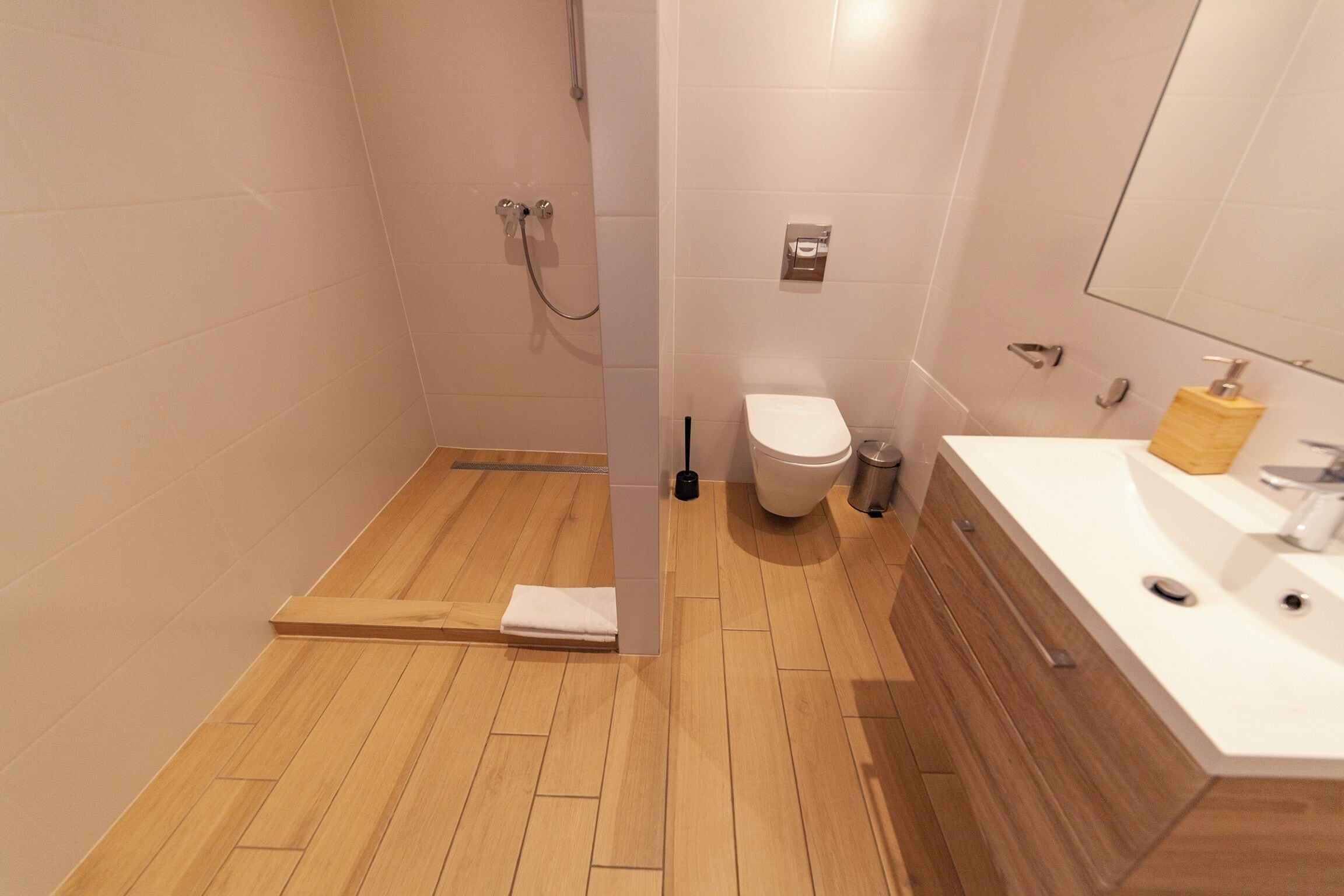 Studio, coin cuisine | Salle de bain