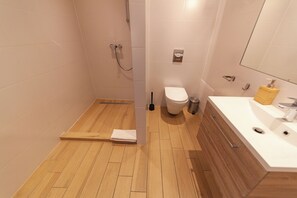 Studio – basic, tekjøkken | Bad | Dusj, hårføner og håndklær