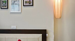 Minibar, in-room safe, desk, laptop workspace - Golden Moon Suite Hotel (Hanoi)