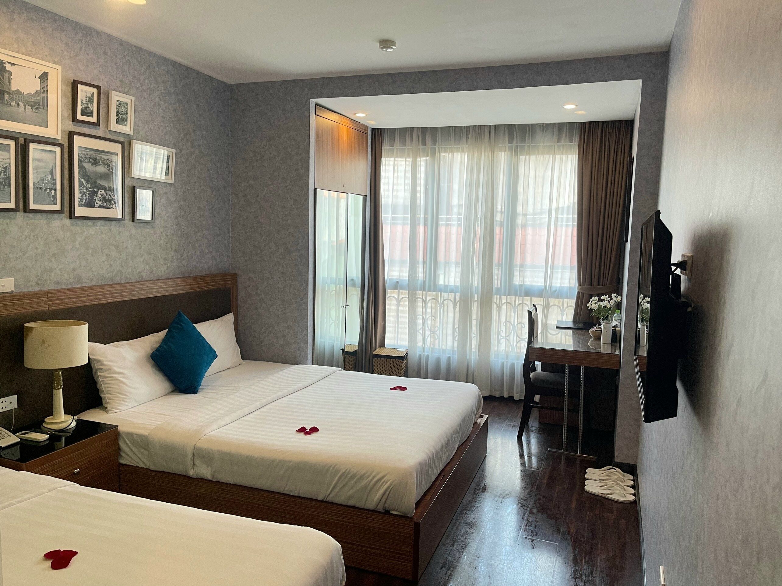 1 bedroom, desk, blackout curtains, soundproofing