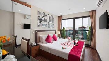 Suite with Balcony | Desk, blackout drapes, soundproofing, free WiFi