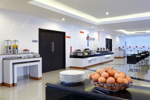 Free daily on-the-go breakfast - Amaris Hotel Pettarani Makassar (Makassar)