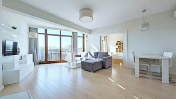 Premier Penthouse, 1 Bedroom (Air Condition) | Individually decorated, individually furnished, laptop workspace
