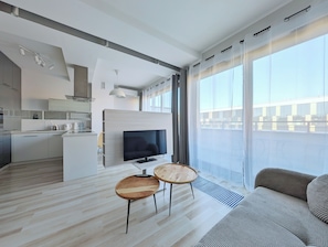 Panoramic Studio Suite, 1 Queen Bed with Sofa bed, Balcony, Tower (Air Condition) | Living area