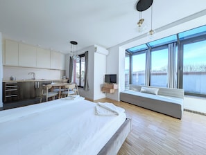 Suite studio panoramique, balcon, dans la tour (Air Condition) | 1 chambre, décor unique, ameublement unique