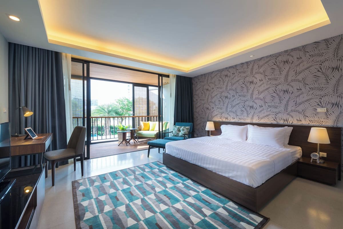 2 bedrooms, minibar, in-room safe, desk