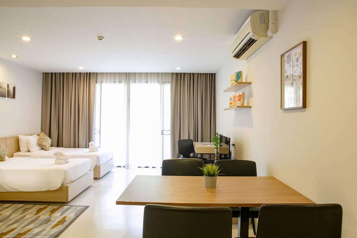 Superior Twin | 2 kamar tidur, minibar, brankas, dan meja kerja