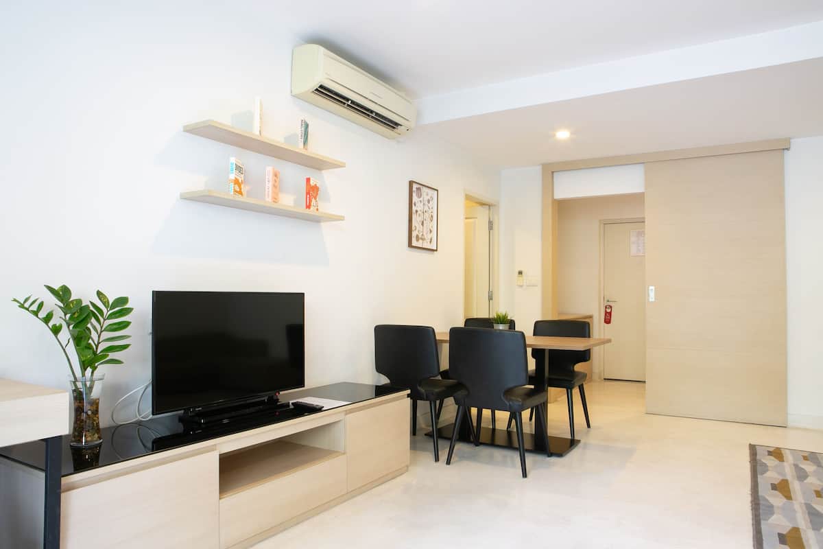 2 kamar tidur, minibar, brankas, dan meja kerja