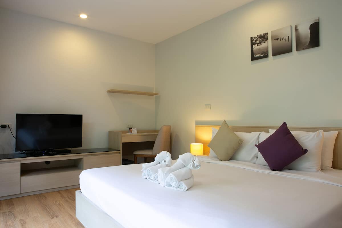 One Bed Residence | 2 kamar tidur, minibar, brankas, dan meja kerja