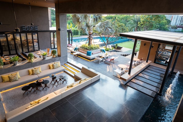 Coin salon dans le hall