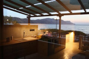 xxxSuite, 1 Bedroom, Sea View | Private kitchen | Fridge, stovetop, coffee/tea maker, electric kettle - Horizonte Seafront Suites (Kissamos)