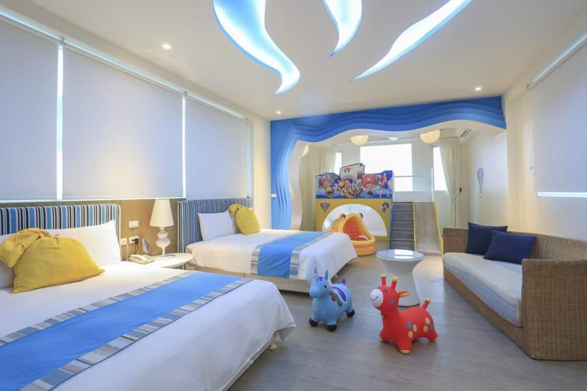Quadruple Room (Dreamy Blue) | Peralatan tempat tidur premium, meja, katil lipat simpan/tambahan