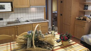 Coffee/tea maker, refrigerator (on request), microwave (on request) - Chalet del Sole (Livigno)