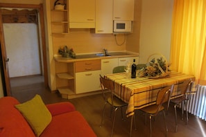 Refrigerador, microondas, cafetera/tetera