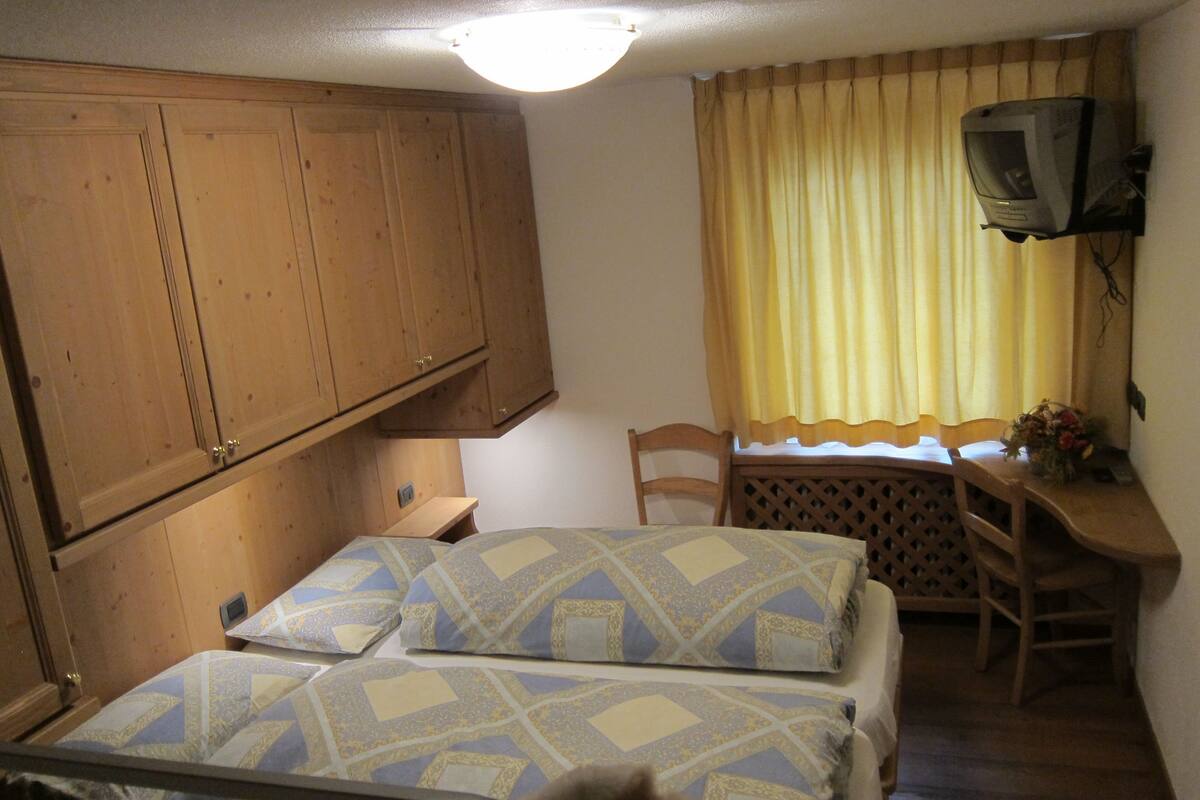 Cribs (surcharge), WiFi (free)