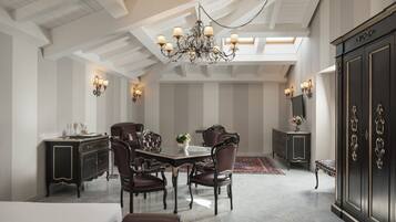 Un comedor con una araña, muebles de madera oscura y vistas de la habitación.