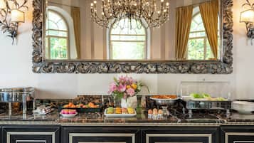 Petit déjeuner buffet (15 EUR par personne)