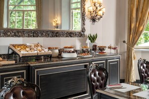 Petit déjeuner buffet servi tous les jours en supplément