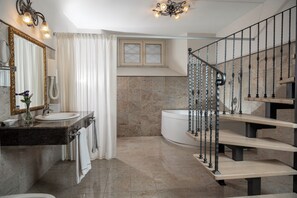 Douche, articles de toilette gratuits, sèche-cheveux, peignoirs