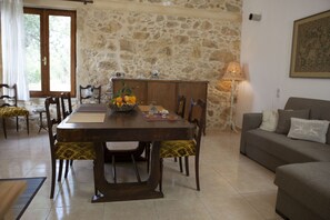 Ferienhaus, 1 Schlafzimmer | Essbereich im Zimmer