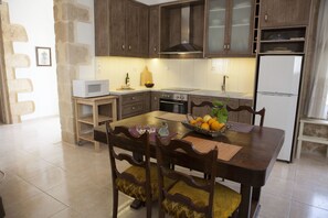 Ferienhaus, 1 Schlafzimmer | Essbereich im Zimmer