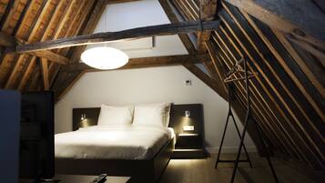 Suite | In-room safe, soundproofing, iron/ironing board, free WiFi