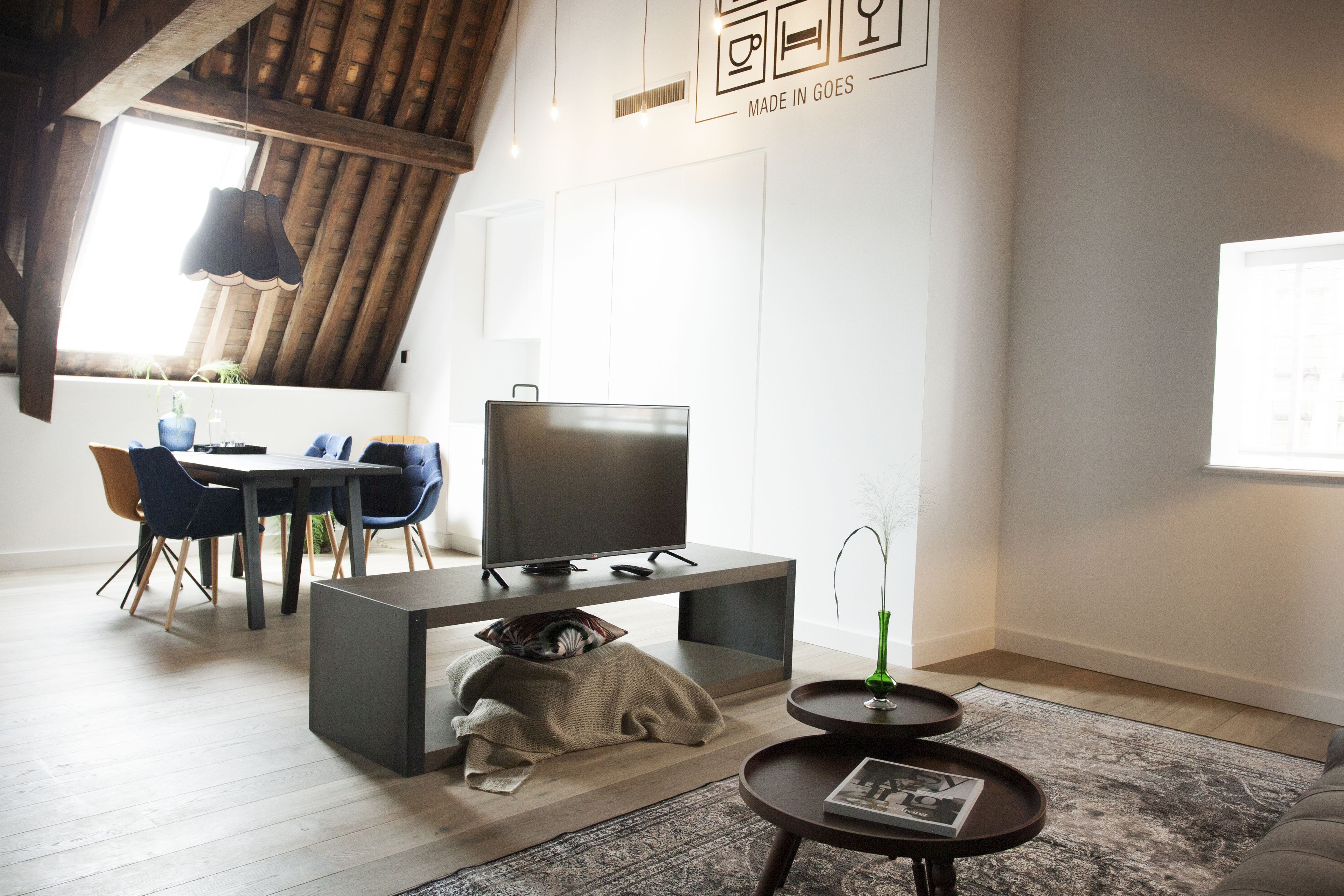 suite | living area | flat-screen tv