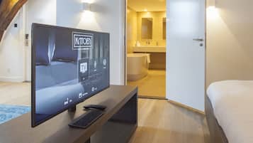 Junior Suite | 1 bedroom, in-room safe, soundproofing, iron/ironing board
