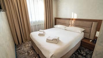 Habitación superior con 1 cama matrimonial o 2 individuales | Caja de seguridad en la habitación, escritorio y cortinas blackout