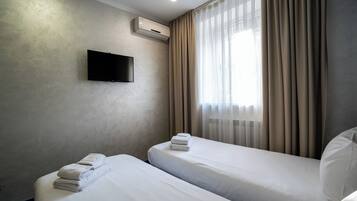 Kamar Double atau Twin, pemandangan kota | Brankas, meja kerja, tirai kedap cahaya, dan setrika/meja setrika