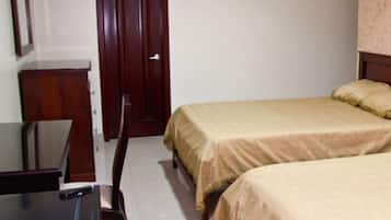 Habitación doble estándar | Caja de seguridad en la habitación y escritorio