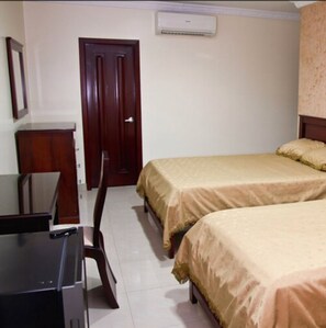 Standard Double Room | In-room safe, desk, iron/ironing board, free WiFi - Airport Hotel (Guayaquil)