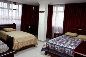 Cofres nos quartos, escrivaninha, ferros/tábuas de passar roupa
