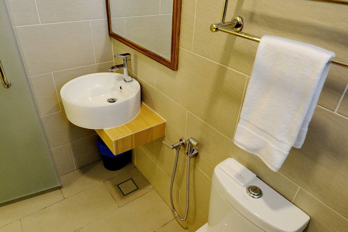 shower, free toiletries, bidet, towels