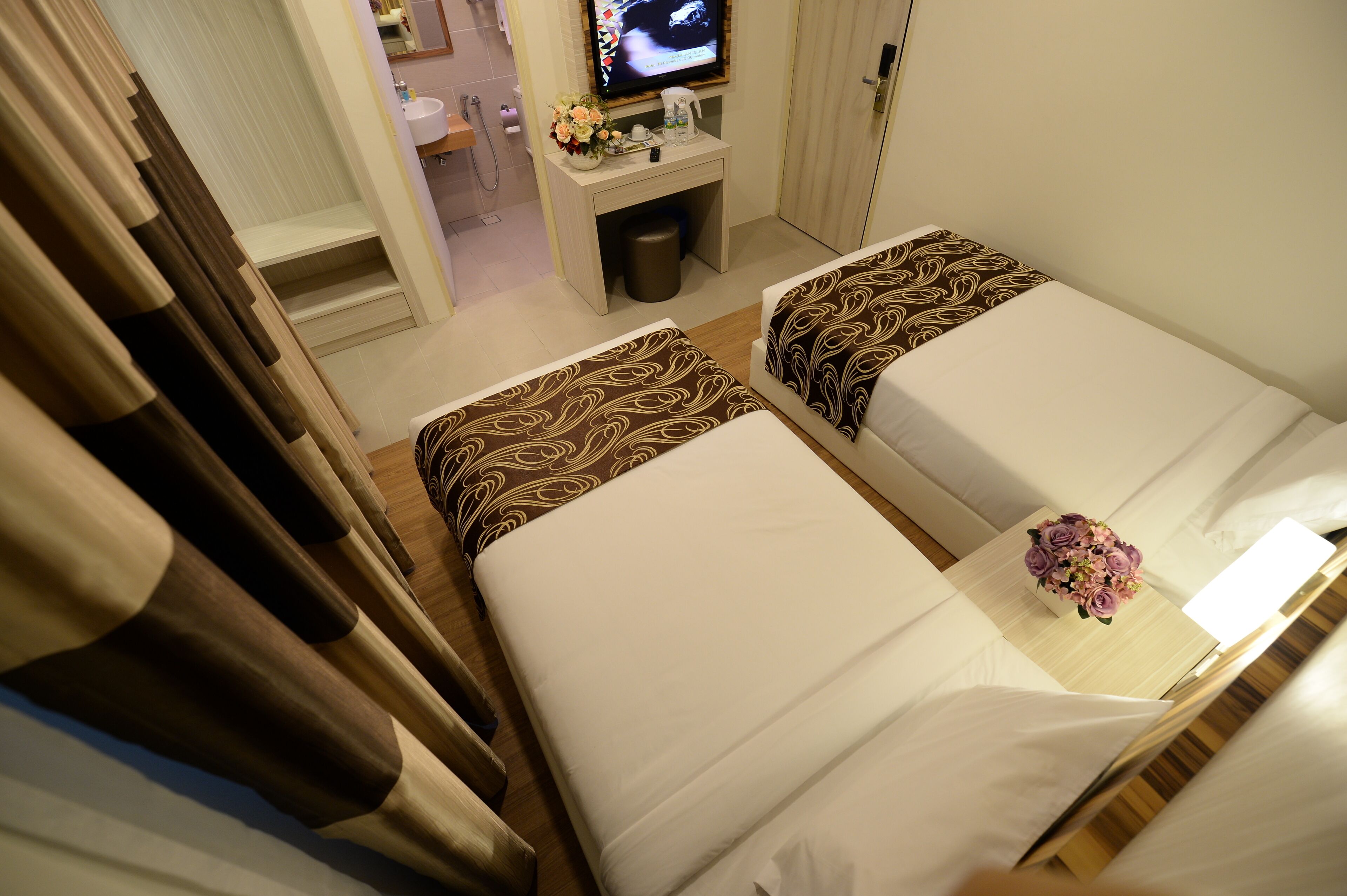 standard twin | desk, iron/ironing board, free wifi, bed sheets