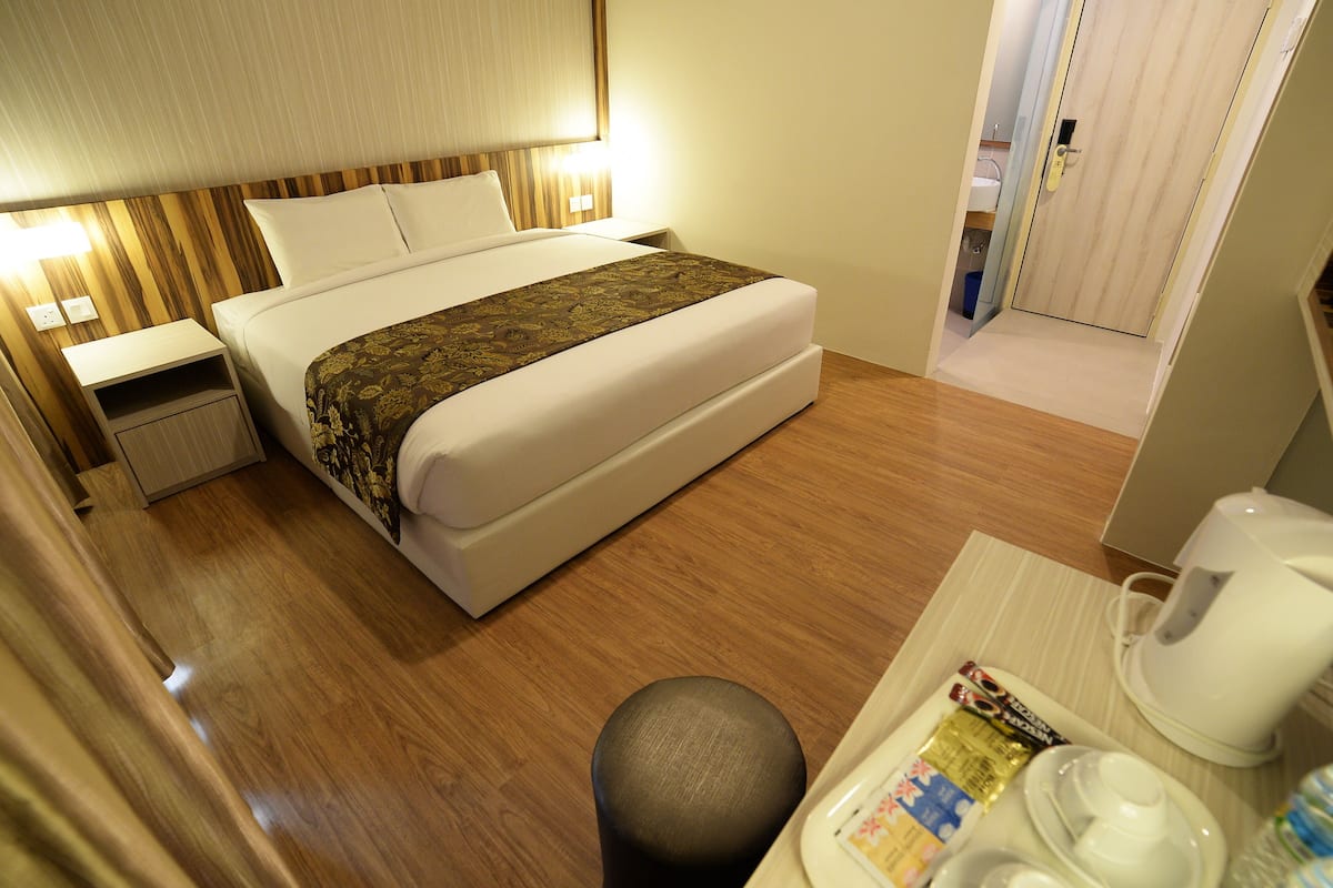 Chambre Deluxe, 1 très grand lit | Bureau, fer et planche à repasser, Wi-Fi gratuit, draps fournis