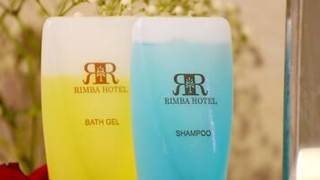 Dos botellas de gel de baño y champú RIMBA HOTEL.