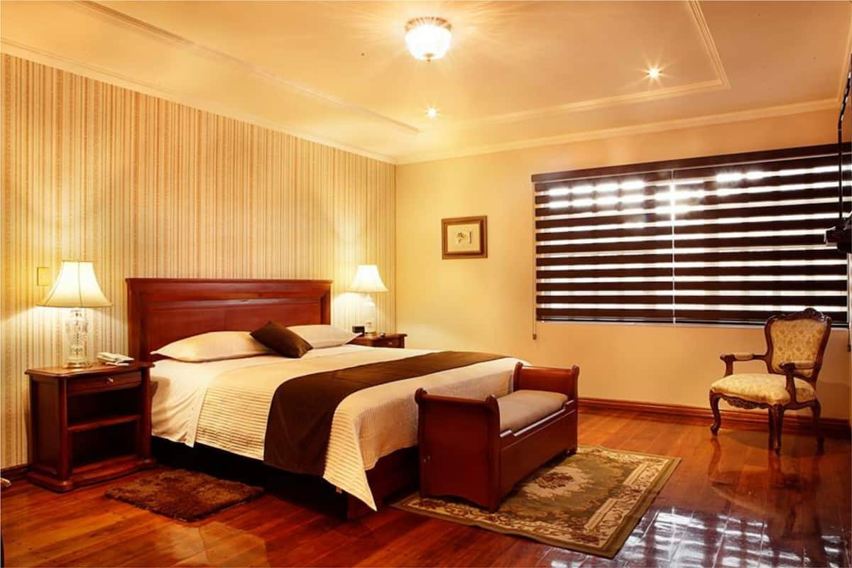 Phòng Suite Cao cấp | Két bảo mật tại phòng, bàn, bàn ủi/dụng cụ ủi quần áo
