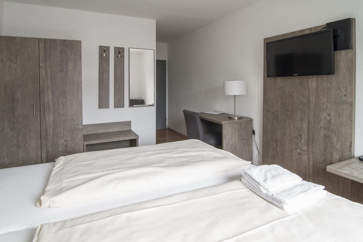 single room, non smoking | desk, cots/infant beds, rollaway beds, free wifi