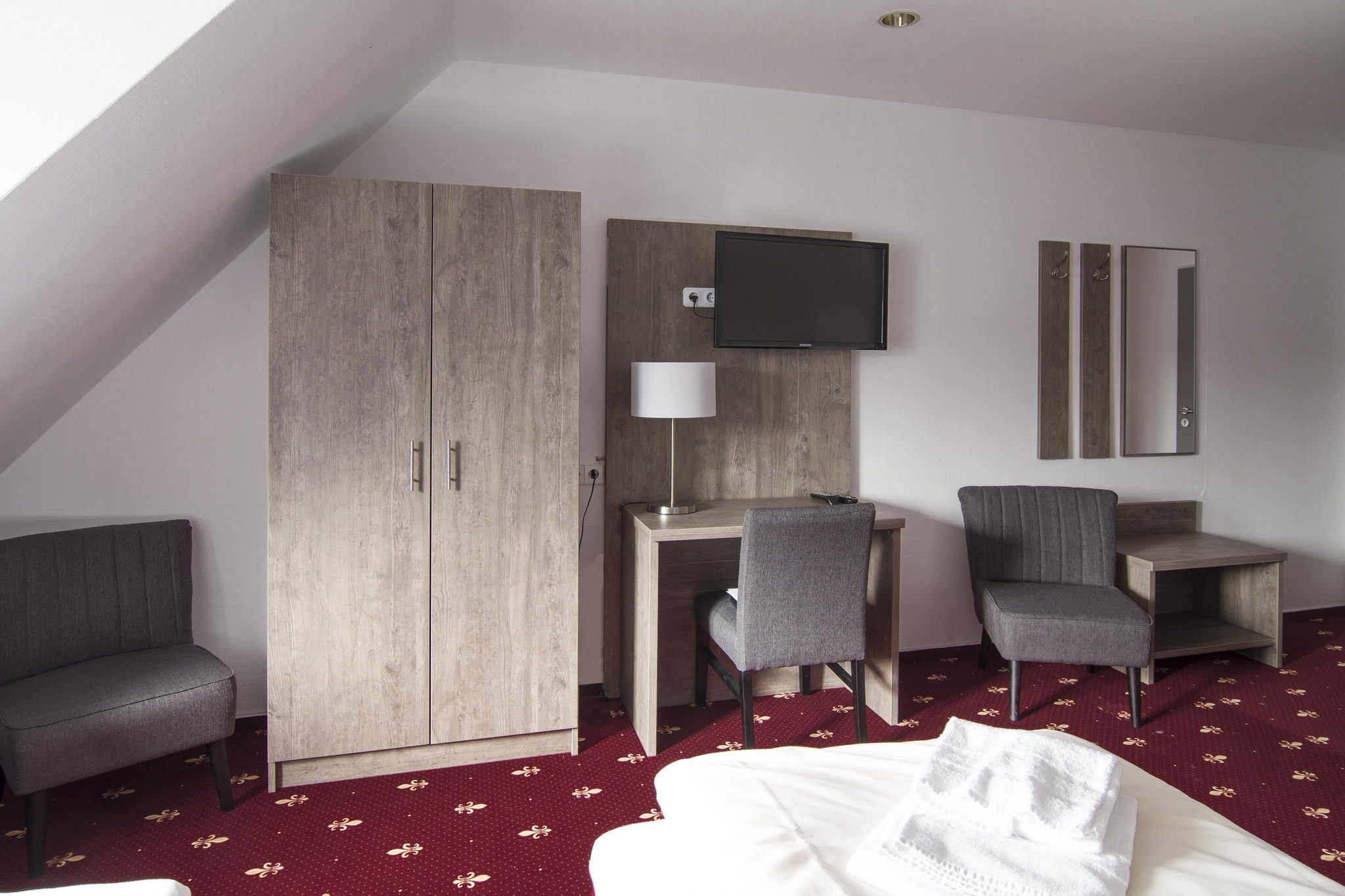 triple room, non smoking | desk, cots/infant beds, rollaway beds, free wifi