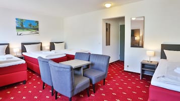 Vierbettzimmer, Nichtraucher | Schreibtisch, Babybetten, Zustellbetten, kostenloses WLAN