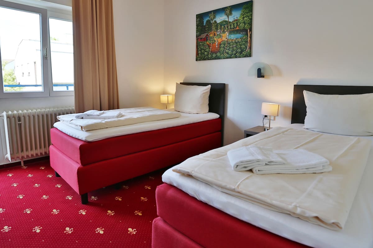 double or twin room, non smoking | desk, cots/infant beds, rollaway beds, free wifi