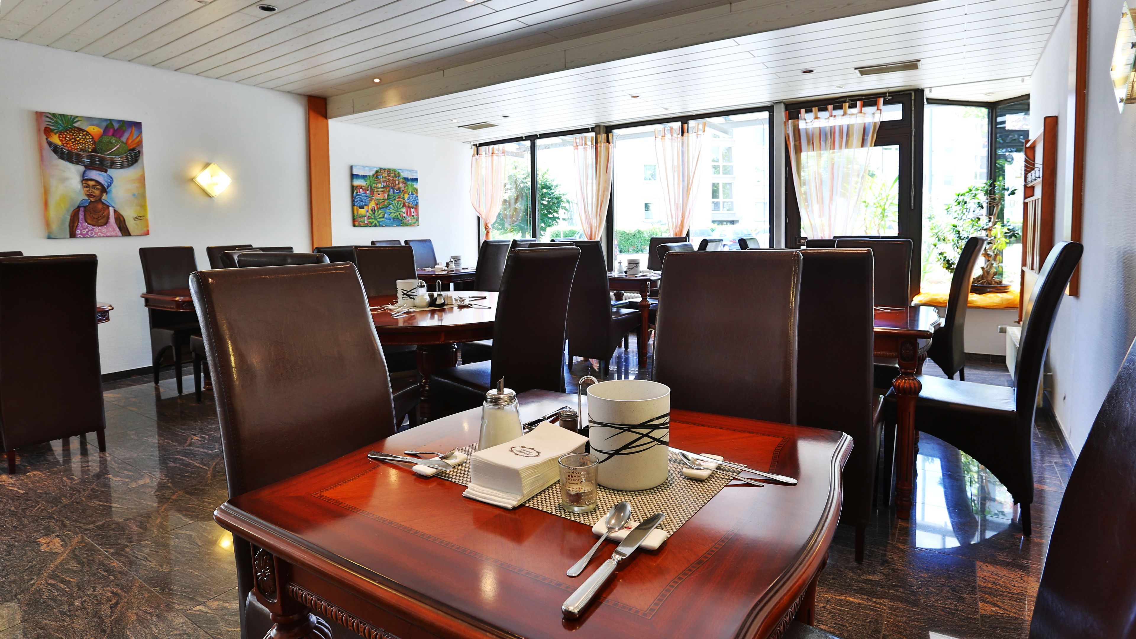 Tägliches Frühstücksbuffet (7.50 EUR pro Person)