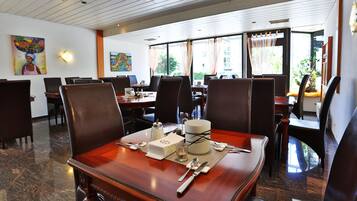 Tägliches Frühstücksbuffet (7.50 EUR pro Person)