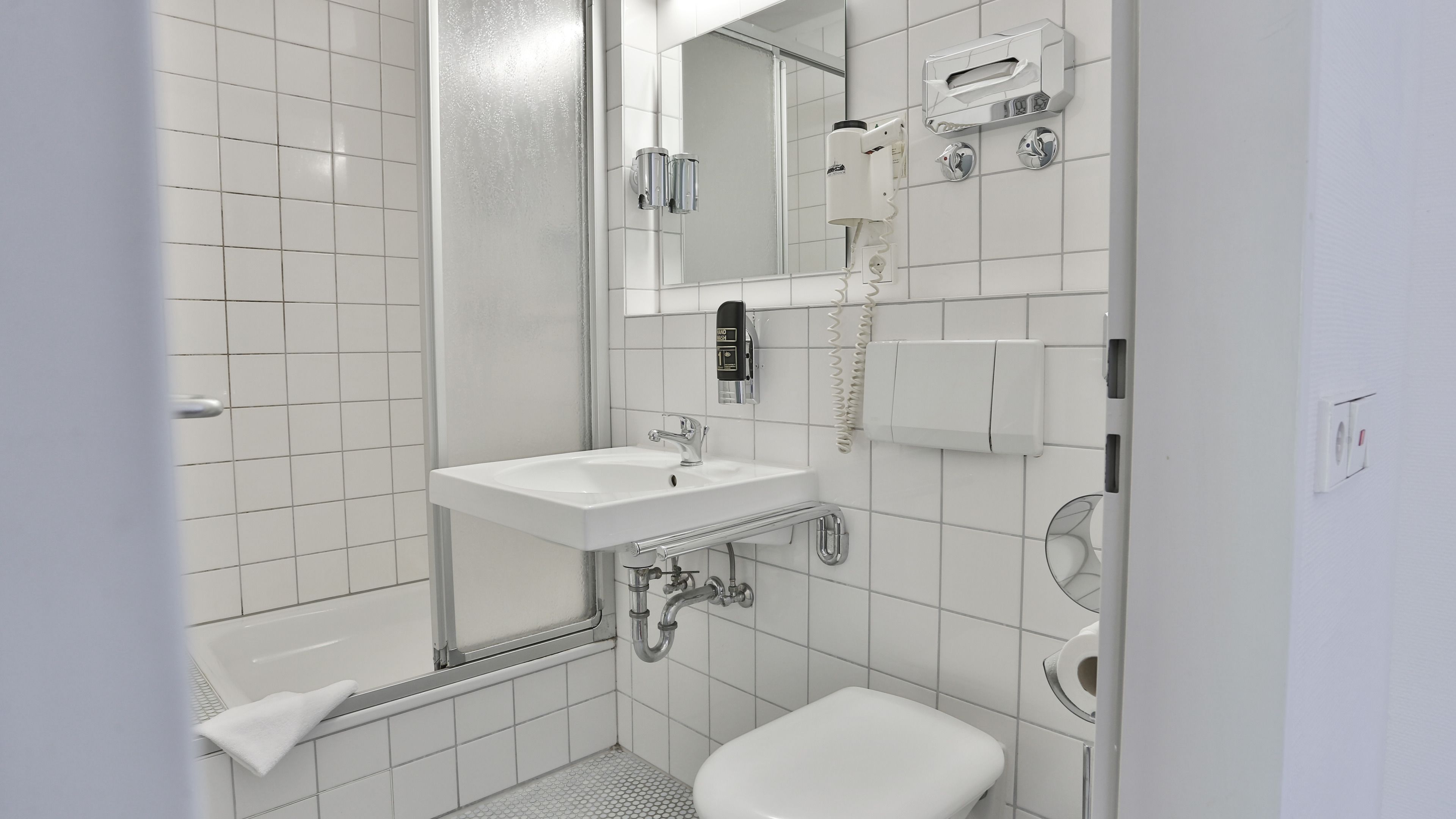 shower, rainfall showerhead, free toiletries, towels